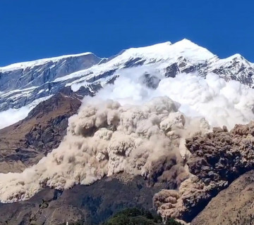 मुस्ताङमा हिमपहिरो, भाग्न खाेज्दा लडेर सात जना घाइते 