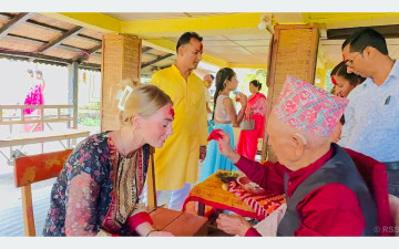 सौराहामा विदेशी पर्यटकले मनाए दसैँ, टीका र जमरा थाप्न पाउँदा दङ्ग