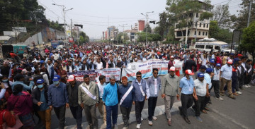 शिक्षक अन्दोलनको आठाैँ दिन : माइतीघर–नयाँ बानेश्वर सडक ठप्प (तस्वीरहरू)