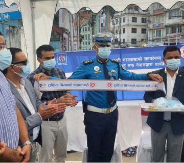 नाडाले ट्राफिक प्रहरीलाई दियो ट्राफिक जनचेतनासम्बन्धी सामग्री