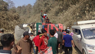 नवलपरासीको दाउन्नेमा ट्रक दुर्घटना, सडक अवरुद्ध 