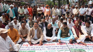 आफू शक्तिमा हुँदा सम्बोधन गरेनन्, अहिले उखु किसानको आन्दोलनमा नेताहरू (फोटो फिचर)