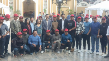 को हुन् एमाले बैठकमा तीन दिनसम्म रातो क्याप लगाएर सुरक्षा दिने व्यक्ति ?