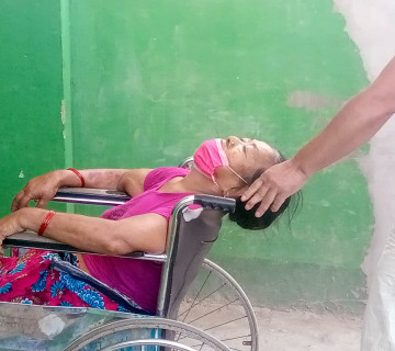 स्थलगत रिपोर्ट : नेपालगञ्जमा धान्नै नसक्ने गरी बढ्यो कोरोना, अस्पतालको आँगनमै बिरामीको बेहाल