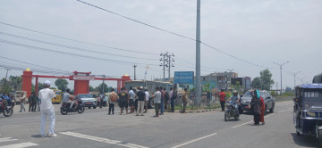 व्यवसायीको बन्दले सास्तीः घरमा आमा बिरामी, भारतबाट आएका छोरा बसपार्कमा अलपत्र