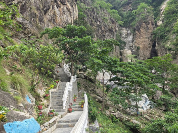 बाँदर कुद्ने भिर अहिले बन्यो पर्यटकको रोजाइ