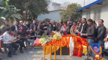 जब योगेश वैद्यको पार्थिव शरीरअगाडि कलाकारहरूले गाए– 'एक लासको चितामा बत्ती निभाई जाऊ ...' (भिडियो)