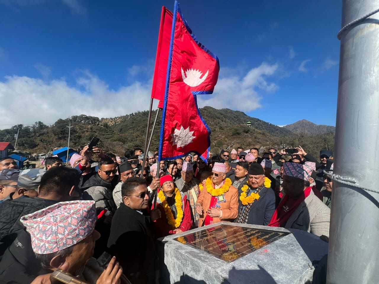 १८औँ दिनमा पूरा भयाे एमालेकाे संकल्प यात्रा, अन्तिम दिन हेलिकाेप्टर चढेर चिवाभञ्ज्याङ पुगे ओली (तस्वीरहरू)