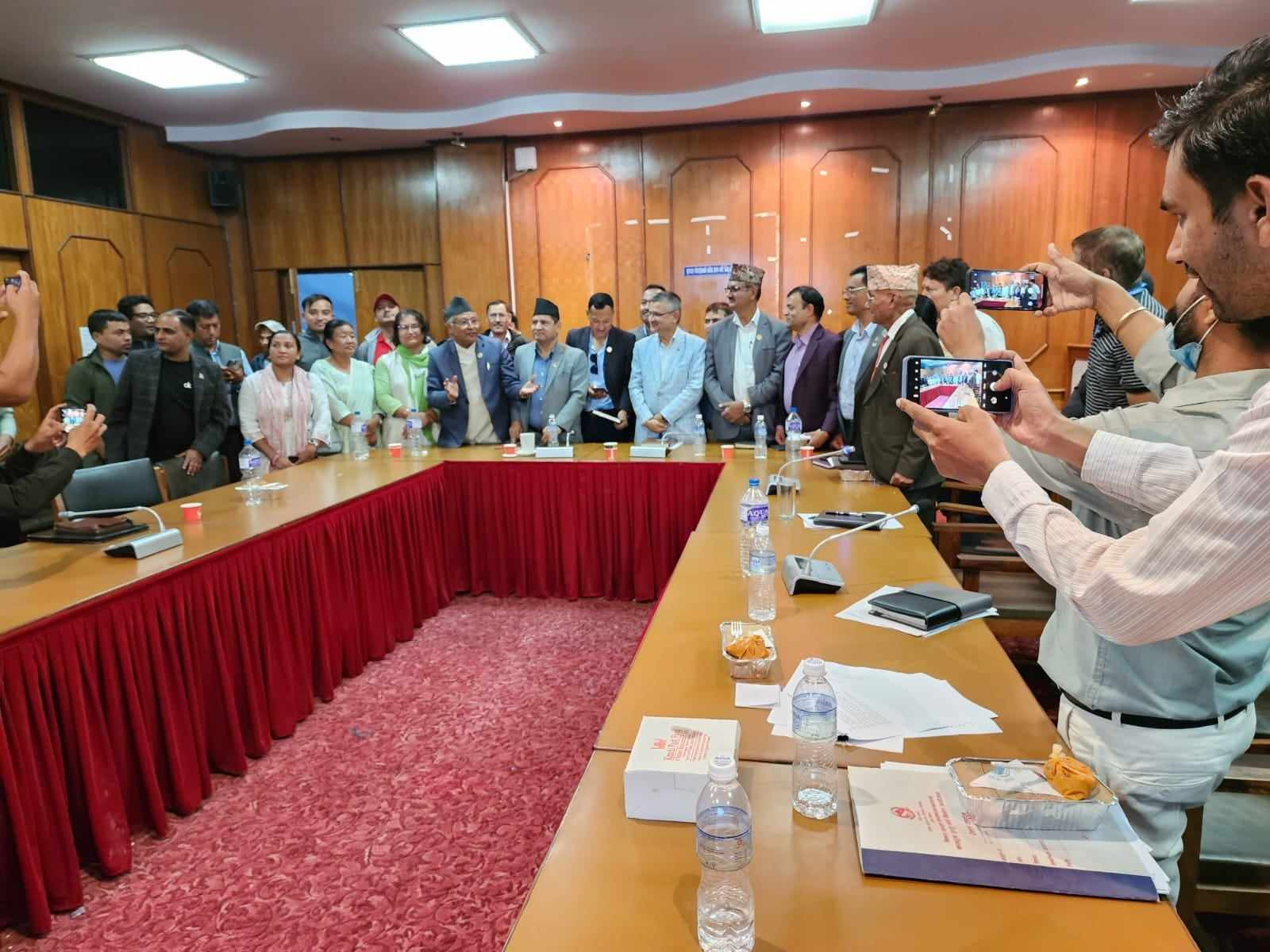 नागढुंगा सुरुङमार्गमा स्थानीयकाे अवराेध हट्यो, एक महिनाभित्र टनेलको ब्रेक थ्रू गर्न मन्त्री ज्वालाको निर्देशन 