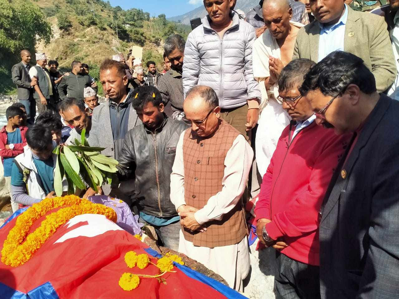 भूकम्पमा मृत्यु भएकी उपमेयर सिंहको पार्थिव शरीरमा उपप्रधानमन्त्री खड्काले ओढाए राष्ट्रिय झण्डा