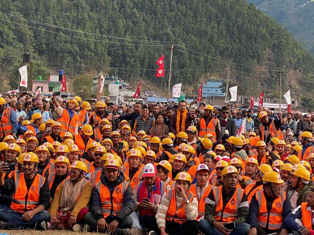 जाजरकोट पुगेर ओलीले भेटे भूकम्प प्रभावित क्षेत्रमा खटिएका एमाले स्वयंसेवक