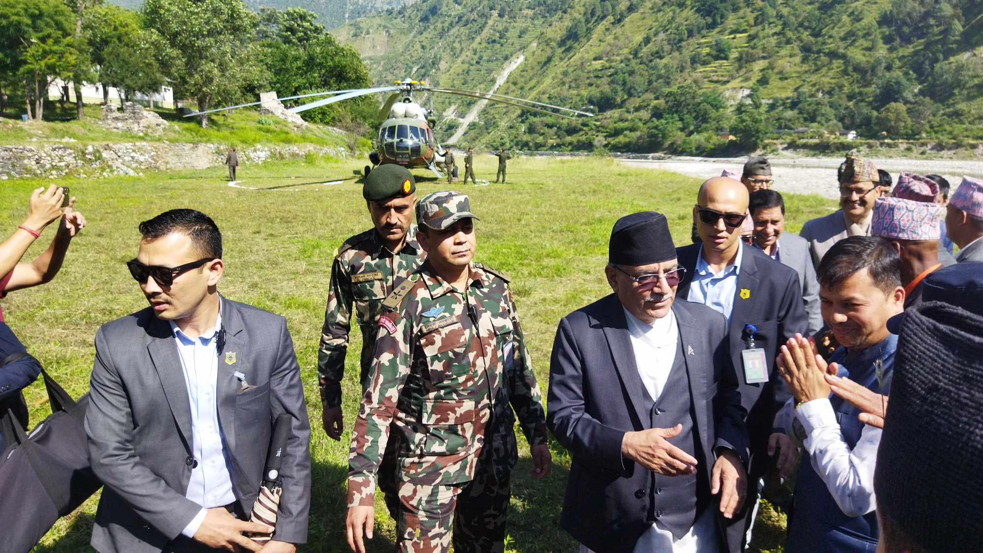 भूकम्प प्रभावित बझाङमा प्रधानमन्त्री प्रचण्ड 