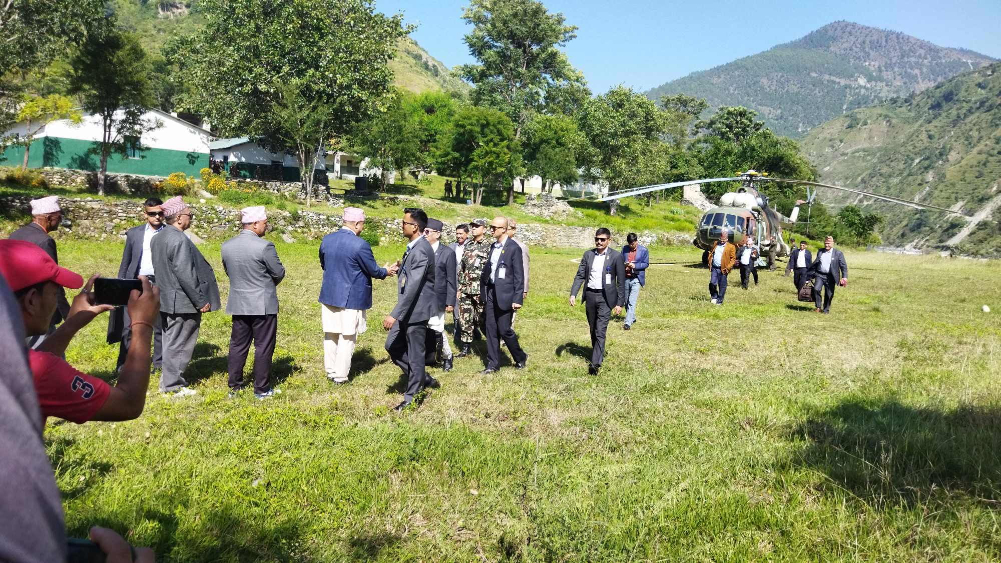 भूकम्प प्रभावितको घर बनाइदिने प्रधानमन्त्री प्रचण्डको आश्वासन