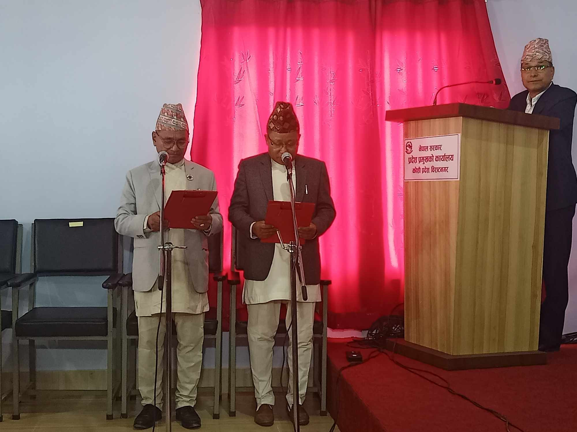 कोशीमा एमाले र विद्रोही कांग्रेसबाट एक-एक जना मन्त्रीले लिए शपथ 