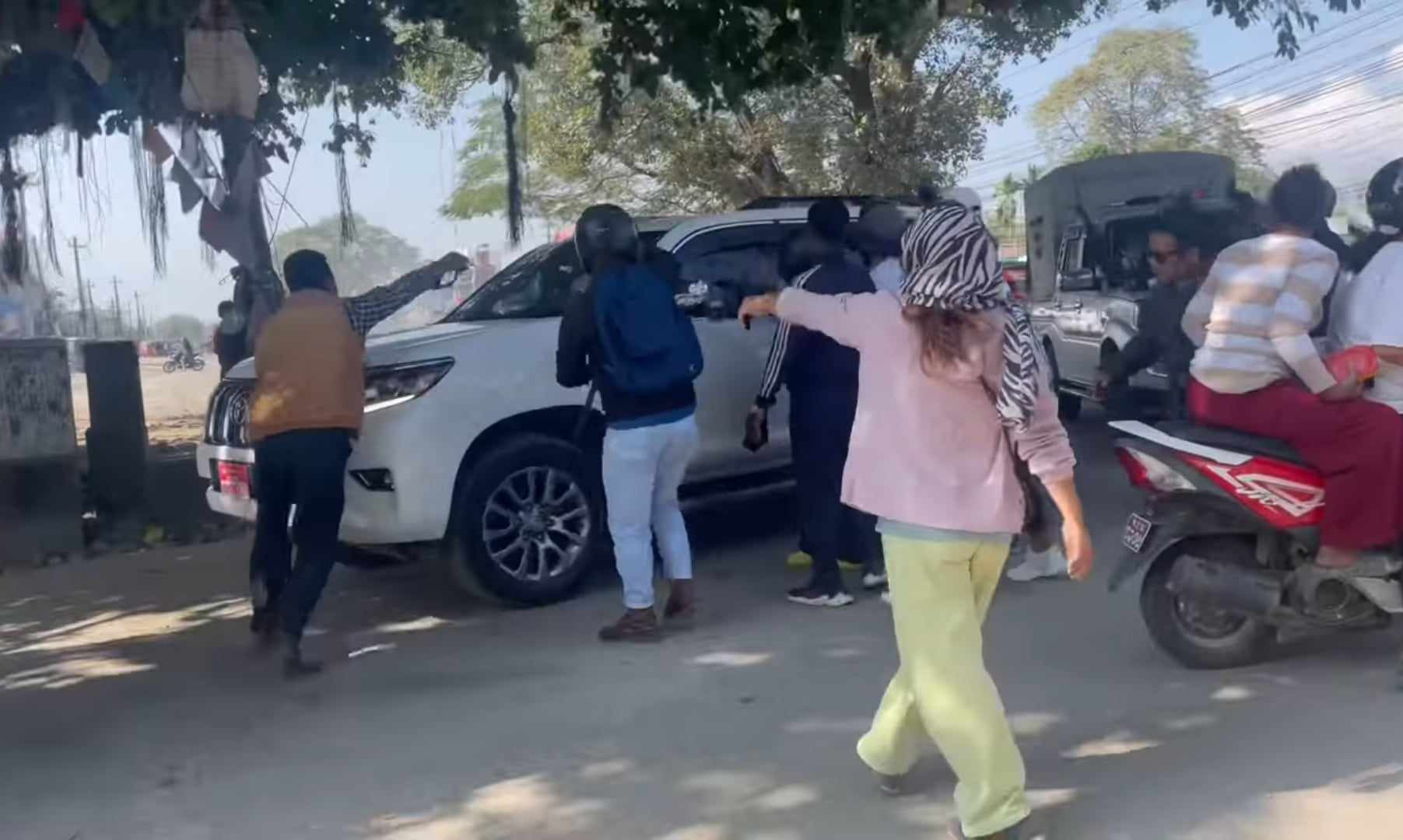 मुख्यमन्त्री कार्कीको गाडीमा पहिचानवादीले गरे ढुंगा प्रहार 