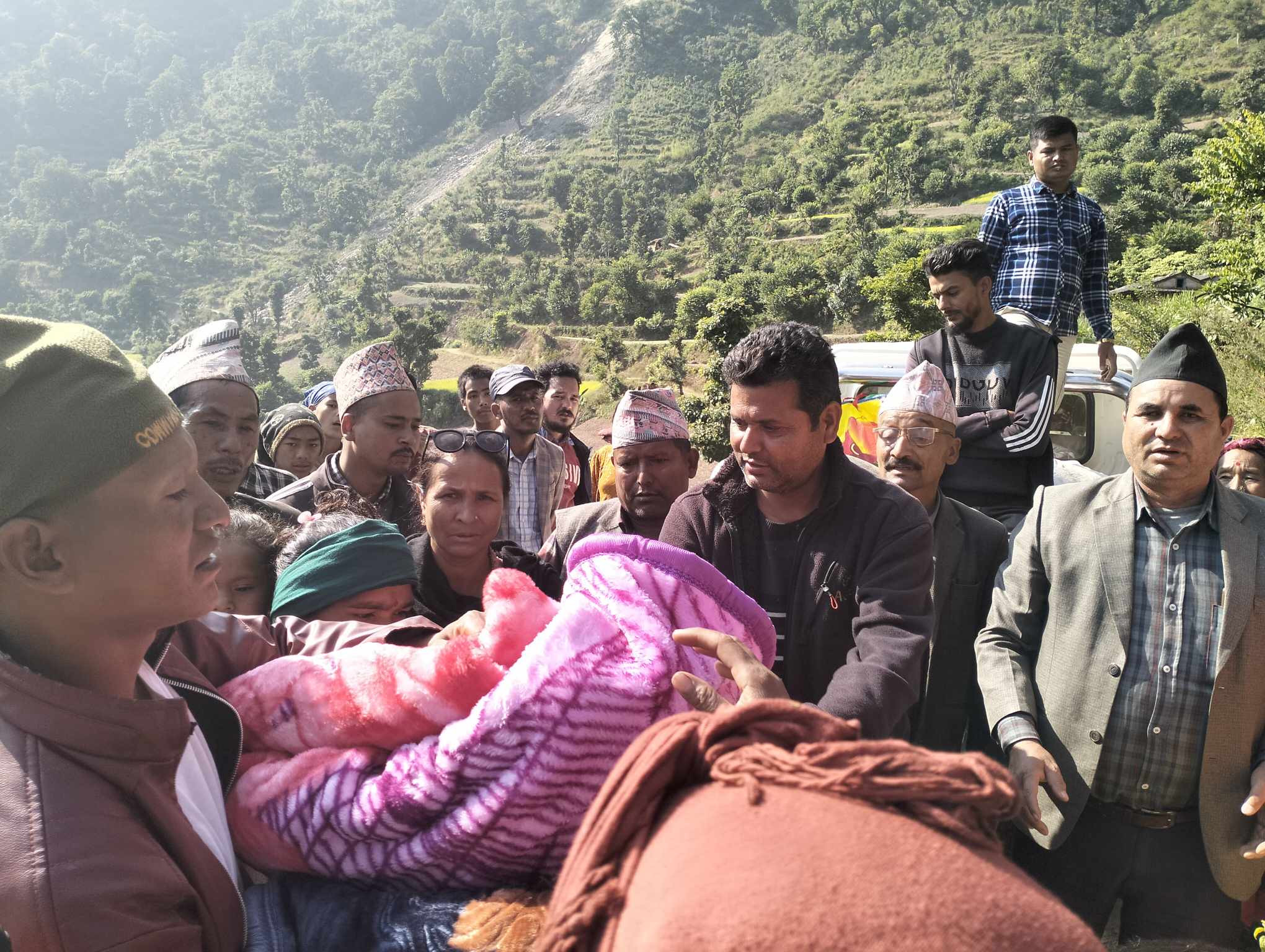 राहत तथा उद्धारका लागि चिकित्सकसहित गाउँ पुग्यो एमाले 