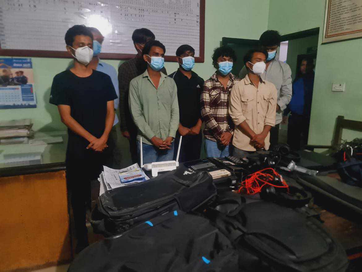 राष्ट्र बैंककै छेउमा कार्यालय खाेली बैंक अकाउन्ट ह्याक गर्ने गिराेहका ९ जना धनगढीबाट पक्राउ
