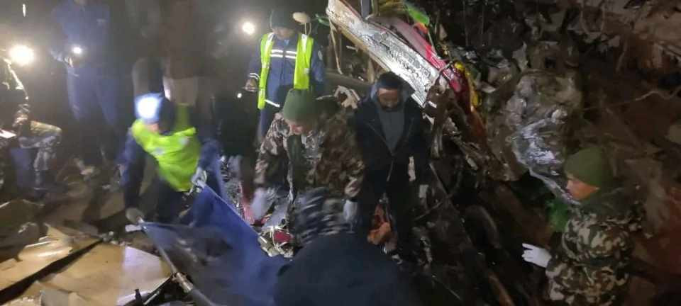बारामा बस र ट्रक जुध्दा तीन जनाकाे मृत्यु, २७ जना घाइते
