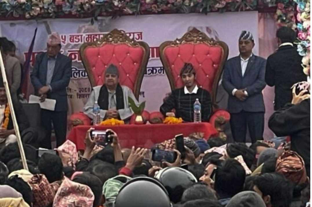 नातीसँगै कपिलवस्तु पुगेर ज्ञानेन्द्रले गरे पृथ्वीनारायणको सालिक अनावरण