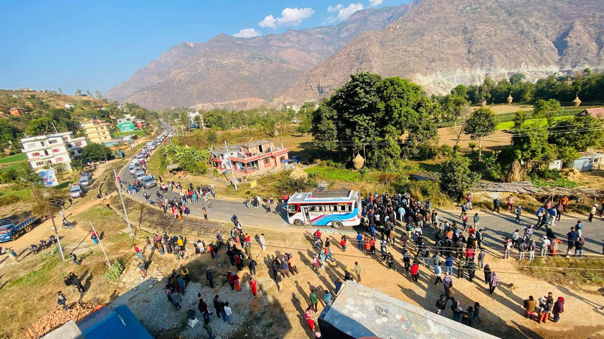 सिन्धुलीमा बसको ठक्करबाट मोटरसाइकलमा सवार दुई जनाको मृत्यु, स्थानीयले जलाइदिए बस