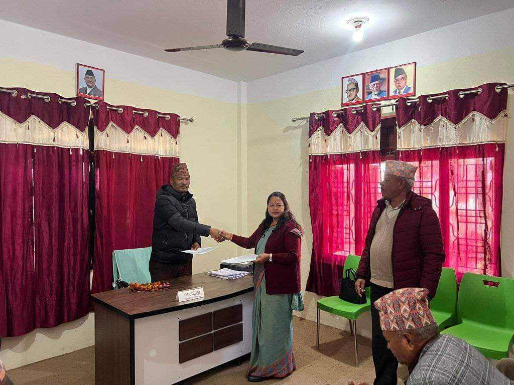 एमाले कर्णालीको विवाद मिल्यो, खड्काले लिइन् उपसचिवको शपथ 