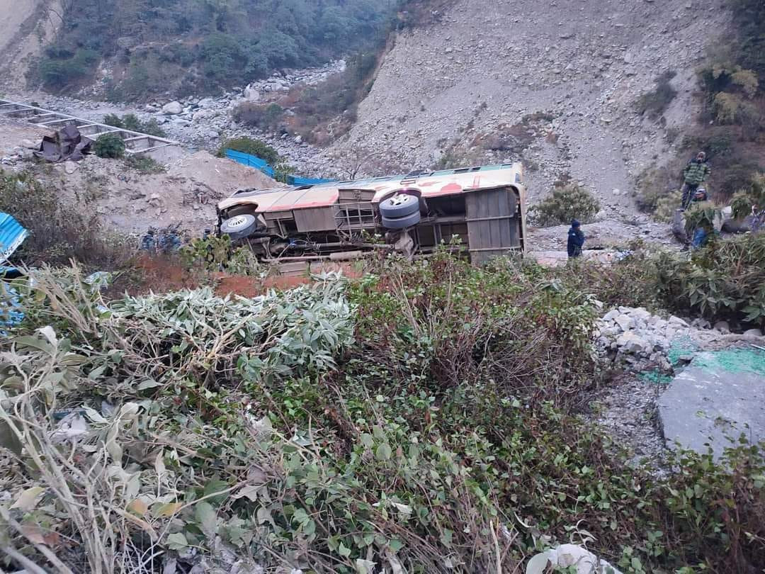 दार्चुलाबाट महेन्द्रनगर आइरहेकाे  बस दुर्घटना, १४ जना घाइते