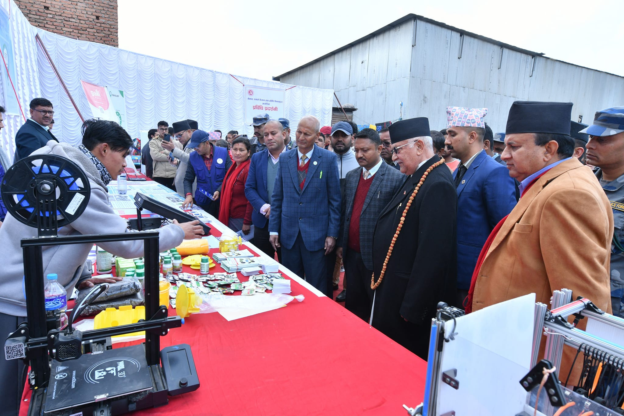 एमाले मुख्यालयमा प्रविधि प्रदर्शनी, ओलीले गरे चाखपूर्वक अवलाेकन
