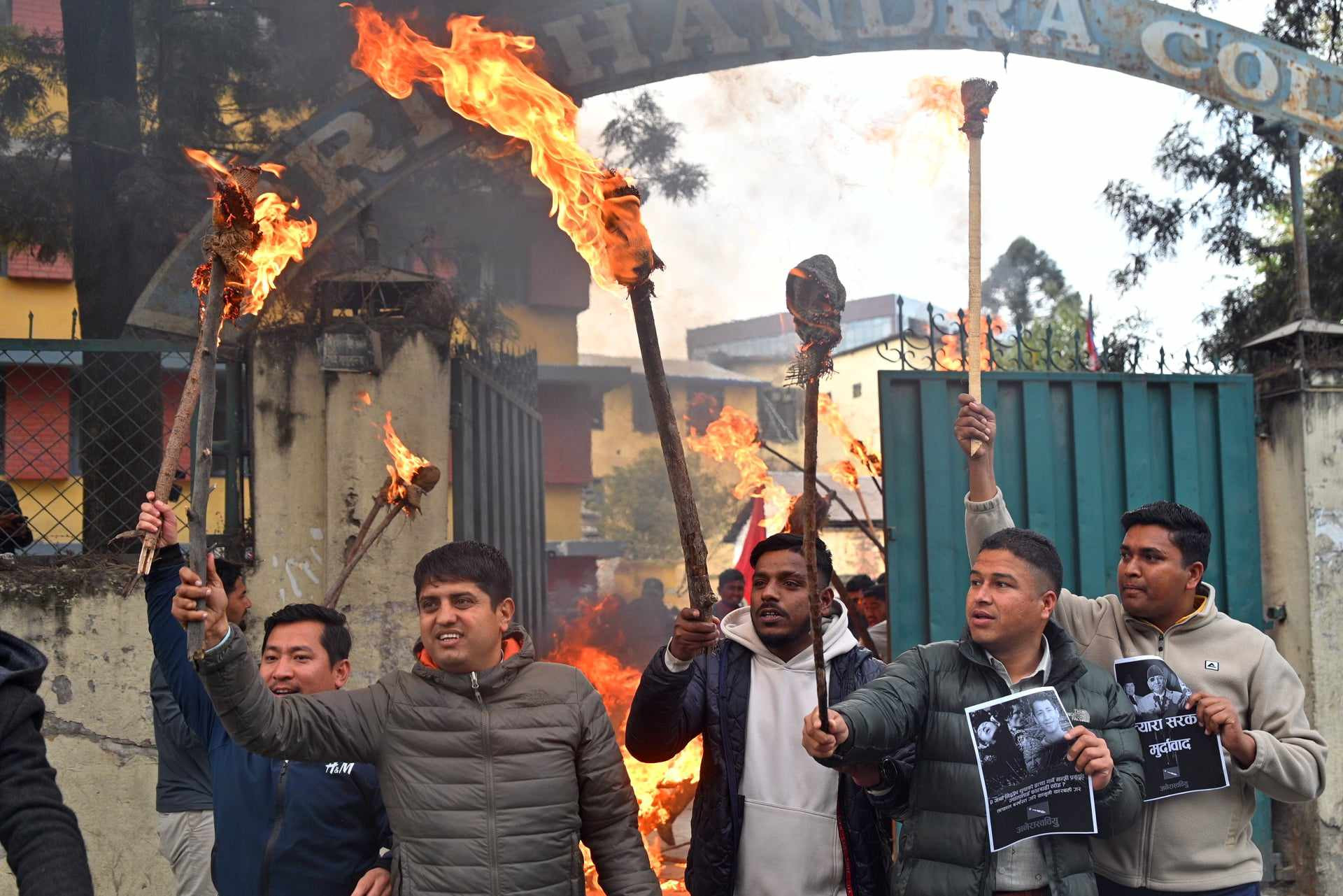 प्रकाश ज्वालाको राजीनामा माग्दै अनेरास्ववियुले निकाल्यो मसाल जुलुस (तस्वीरहरू)