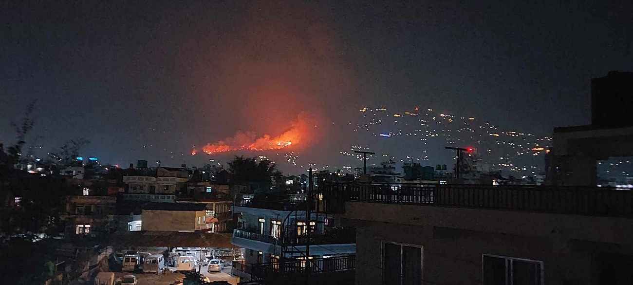 पोखराको काहुँ डाँडामा भीषण आगलागी