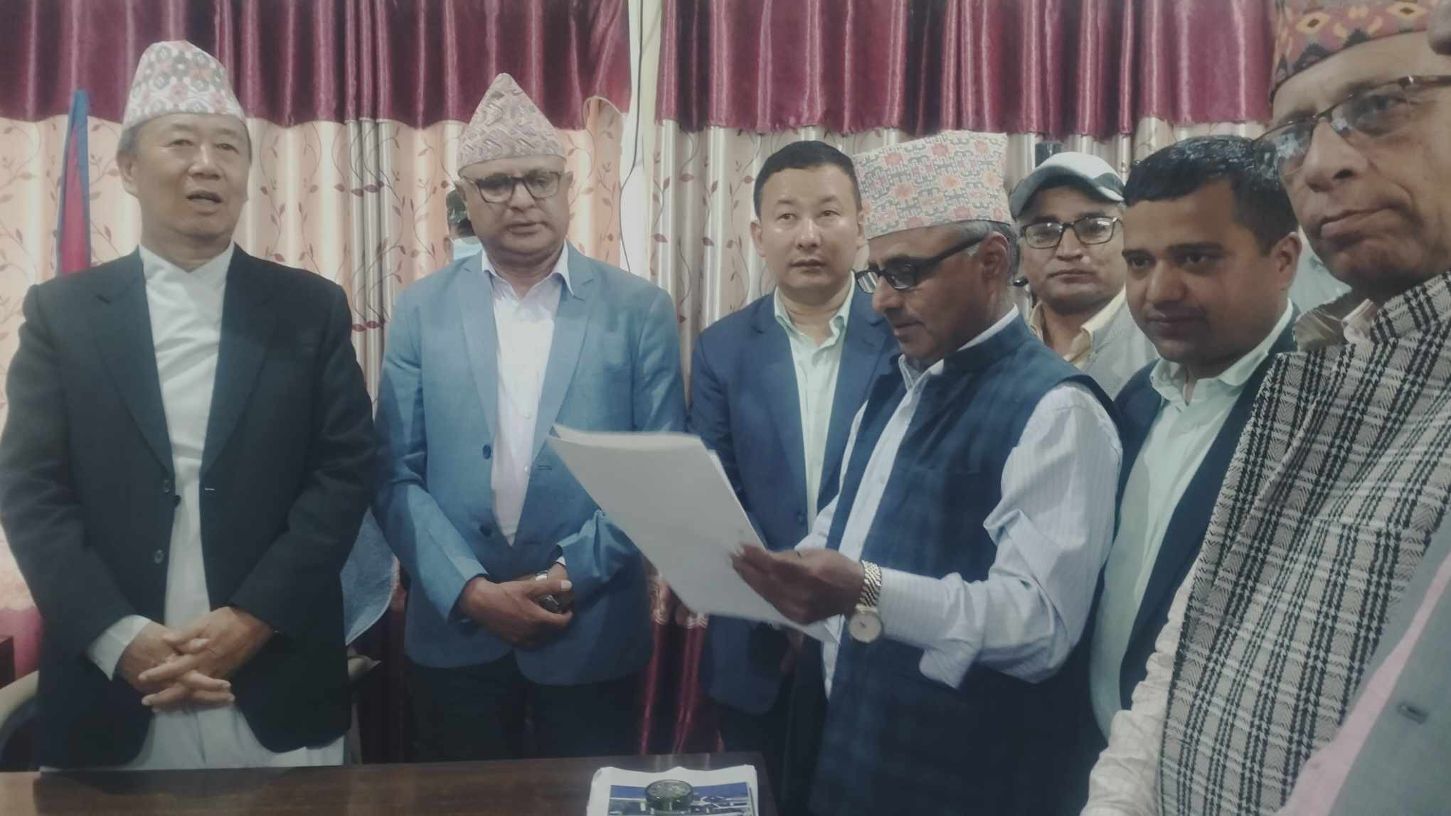 कोशीमा एमालेका हिक्मत कार्कीलाई मुख्यमन्त्री बनाउन भन्दै एमाले–माओवादीको प्रदेश प्रमुखसमक्ष निवेदन