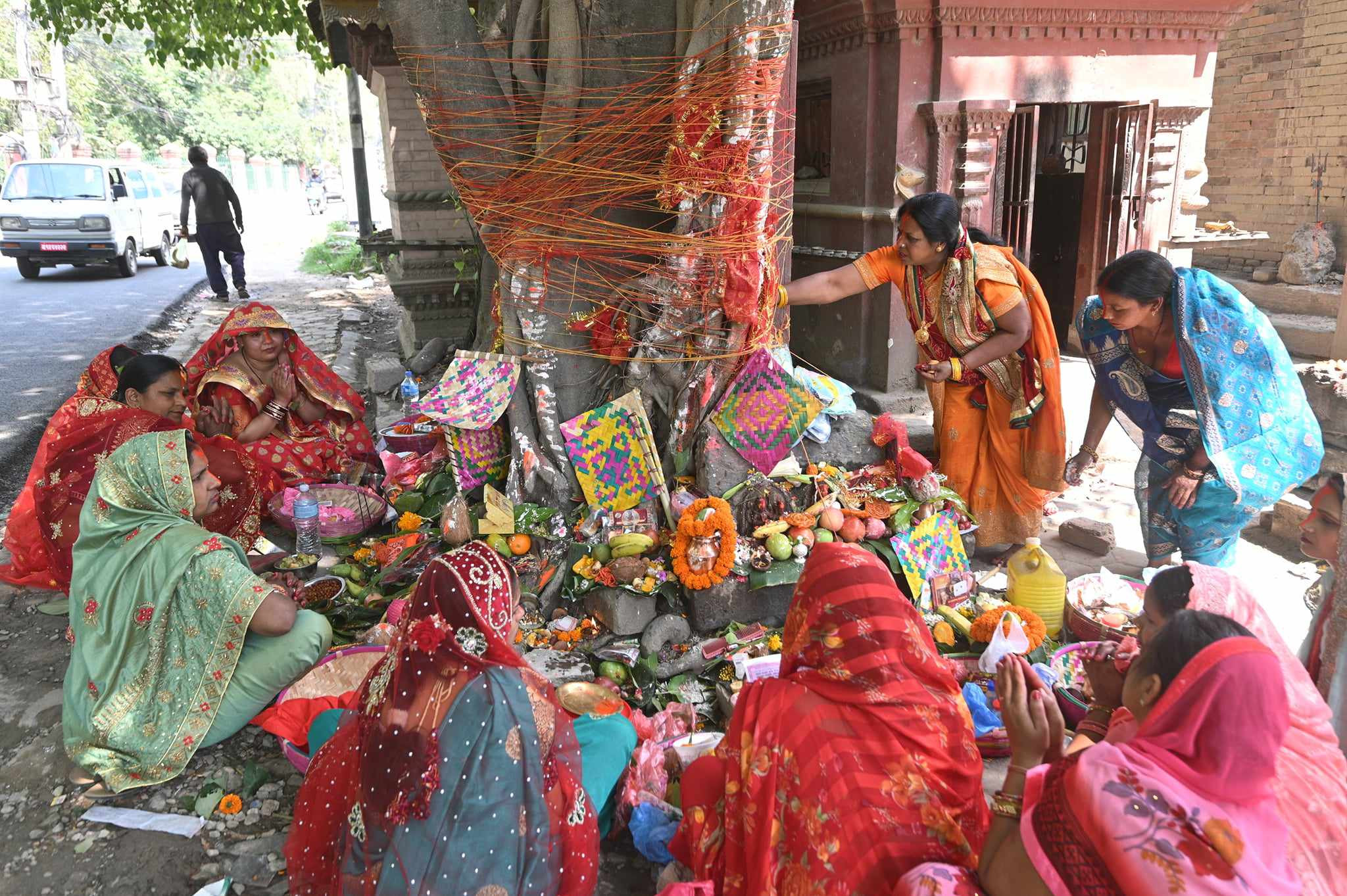 बरको रुखमा सावित्री पूजा (तस्वीरहरू) 