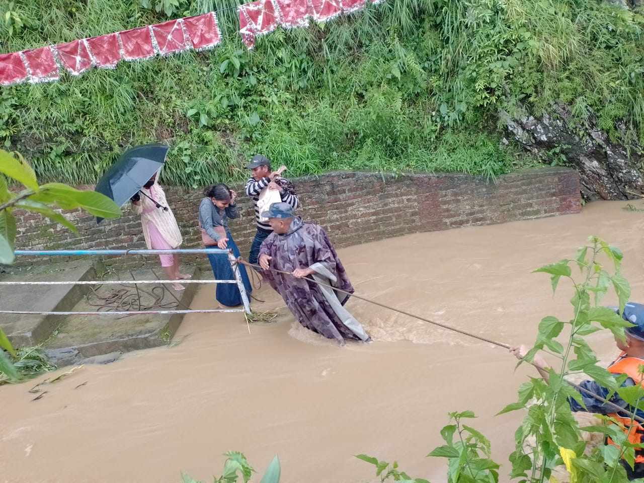 अकला मन्दिर दर्शनमा जाँदा बाढीमा फसेका ६ जनाको उद्धार 