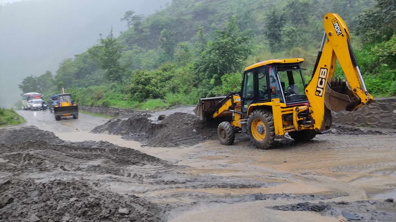 पहिरो खसेपछि बीपी राजमार्ग अवरुद्ध, सिद्धार्थ राजमार्गमा पनि पहिरो