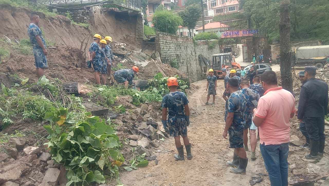 नगरकाेटमा अवरुद्ध सडक खुलाउँदै सशस्त्र प्रहरी