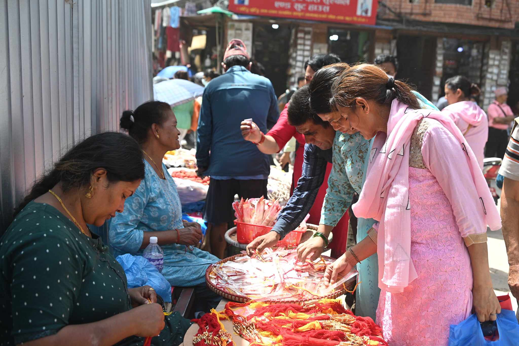 असनमा रक्षा किन्नेकाे भिड (तस्वीरहरू)