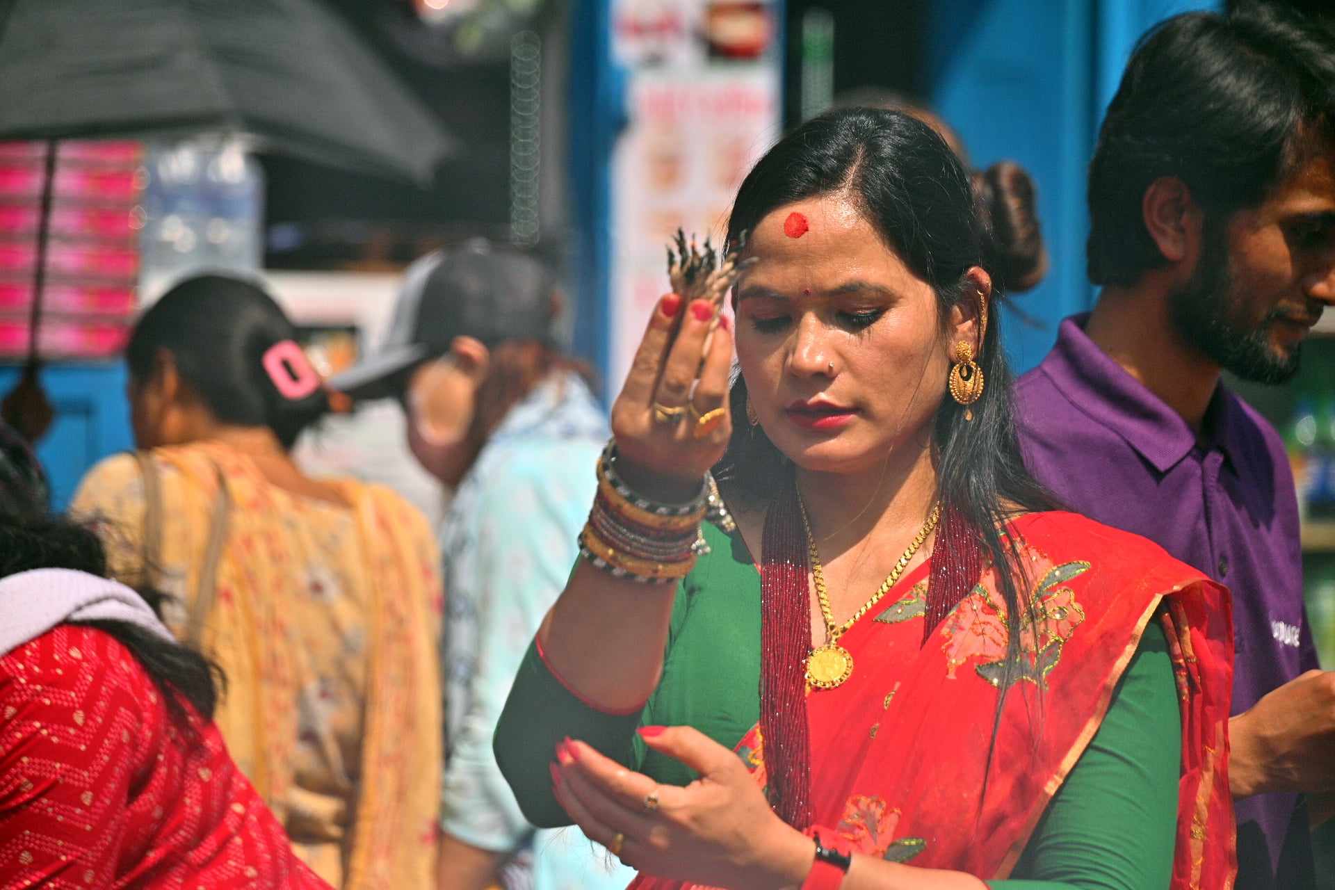 पाटनको कृष्ण मन्दिरमा भक्तजनकाे घुइँचाे (तस्वीरहरू)