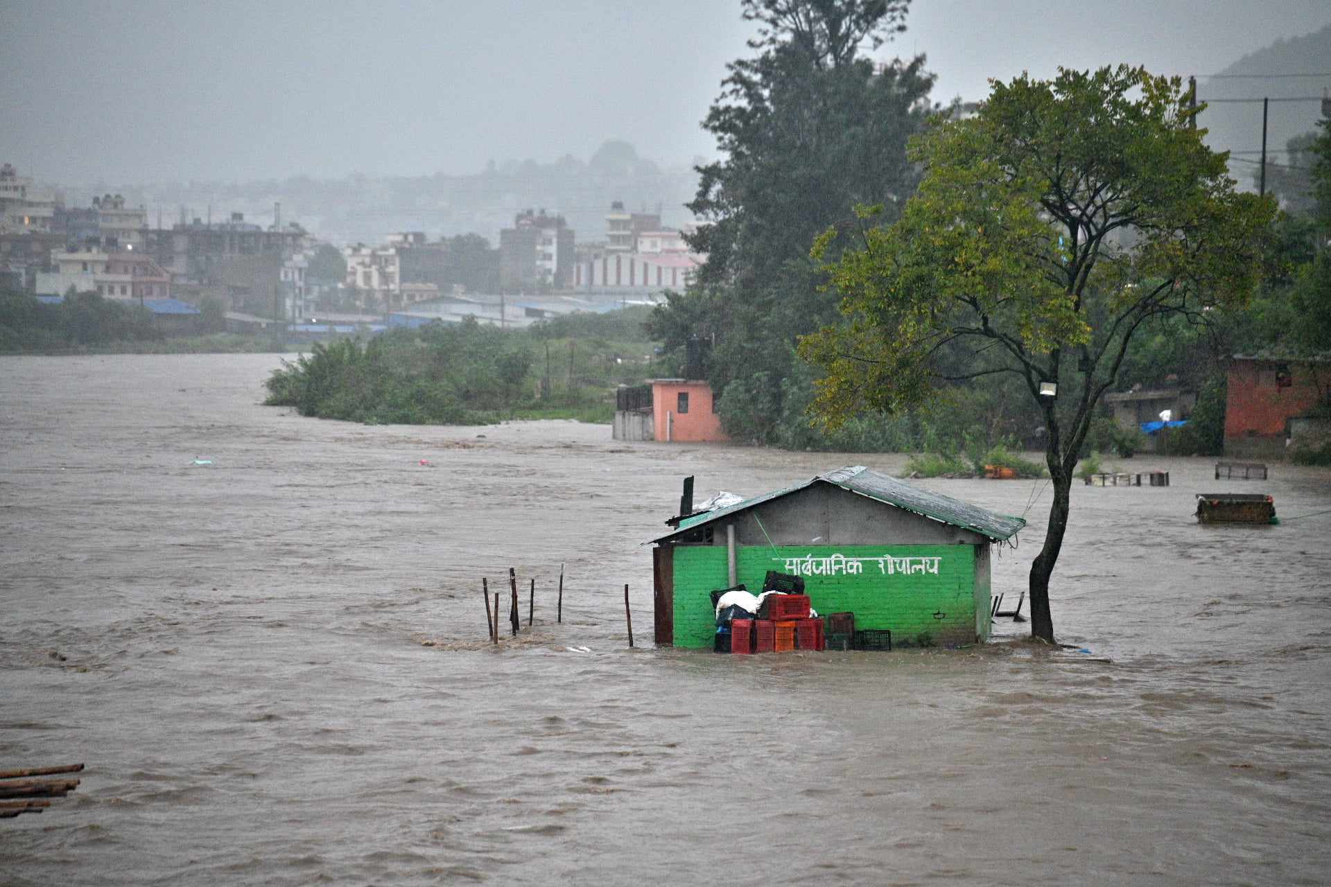 काठमाडाैंमा बागमतीको बाढी, बल्खुको तरकारी बजारमा डुबान (तस्वीरहरू)