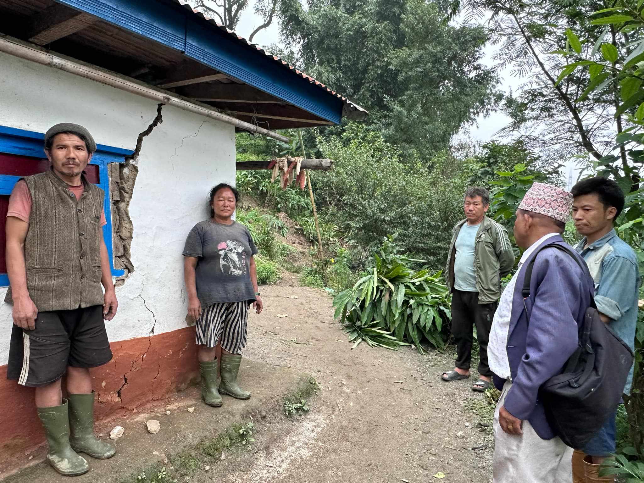 इलाममा एउटा सिङ्गो गाउँ पहिरोको जोखिममा, १६ परिवार विस्थापित