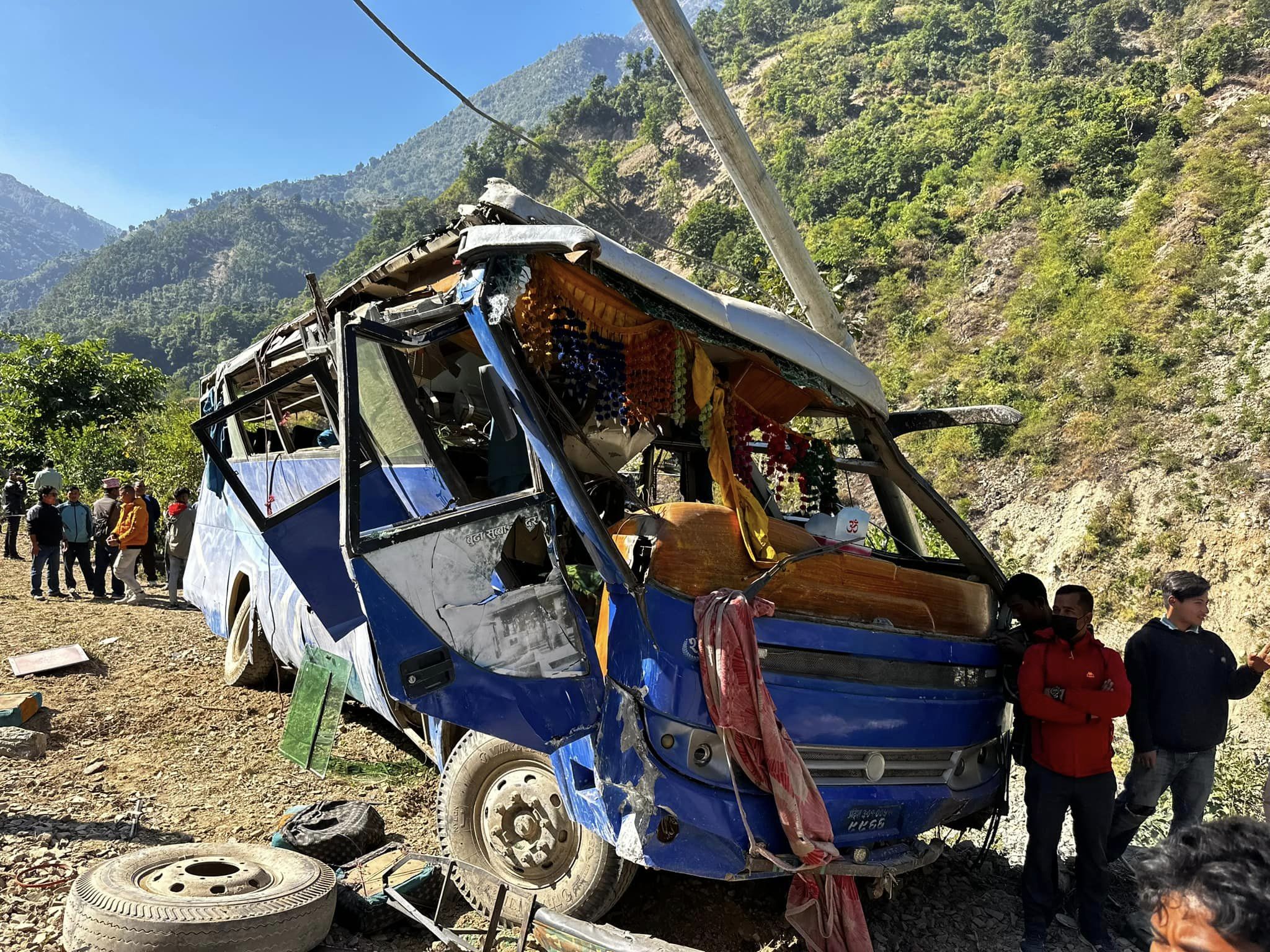 रुकुममा बस दुर्घटना हुँदा नौ जना घाइते