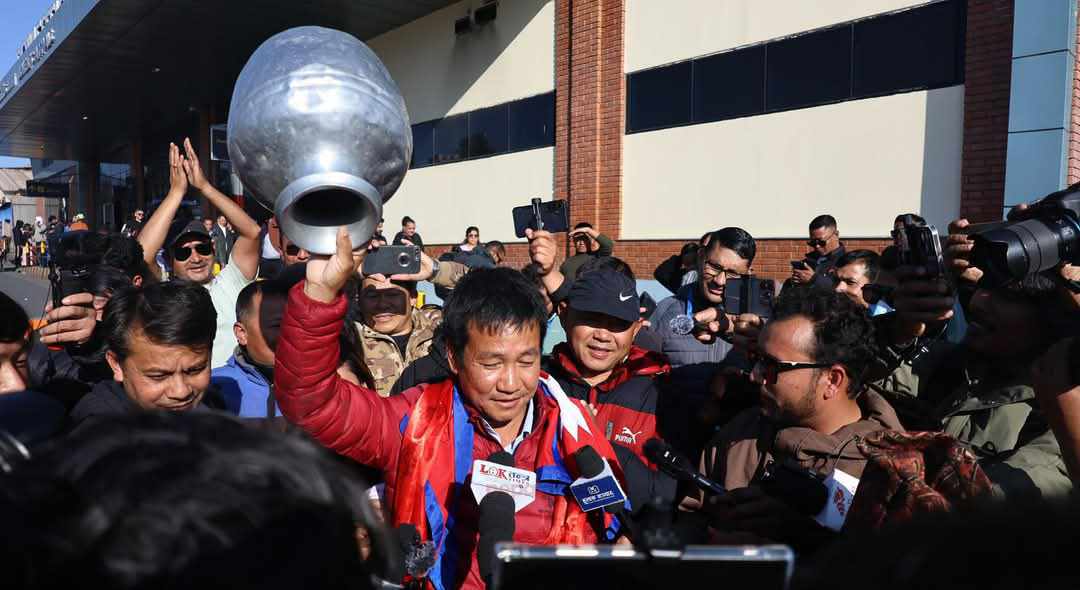 पानी माग्दै गाग्री बोकेर काठमाडौं आए धरानका मेयर, प्रधानमन्त्रीलाई भेट्न भोलि सिंहदरबार जाने