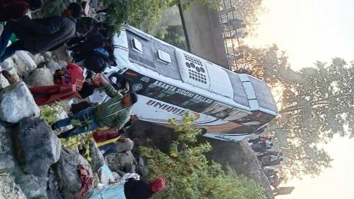 सुर्खेत बस दुर्घटना अपडेट : ३६ जना घाइतेलाई नेपालगञ्ज पठाइयो