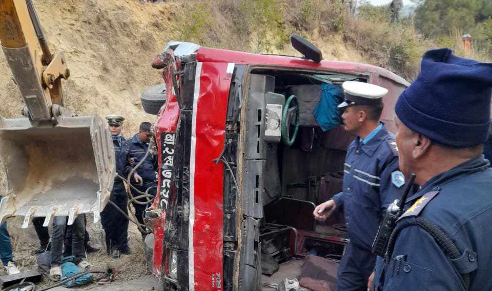 शंखरापुरमा पिकनिकमा गएको स्कुल बस दुर्घटना, तीन जनाको मृत्यु 