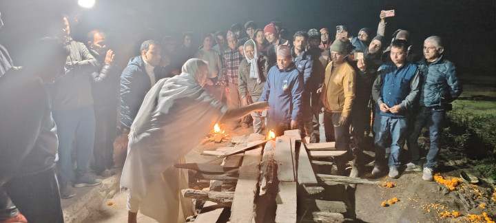 मध्यरातमा प्रकृतिको अन्तिम संस्कार, ७० वर्षीय हजुरबुबाले दिए दागबत्ती