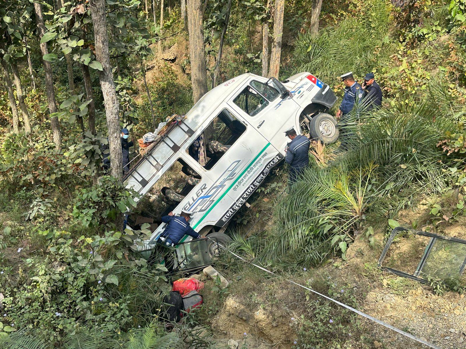 दैलेखबाट सुर्खेततर्फ आउँदै गरेको फोर्स गाडी दुर्घटना, १६ जना घाइते