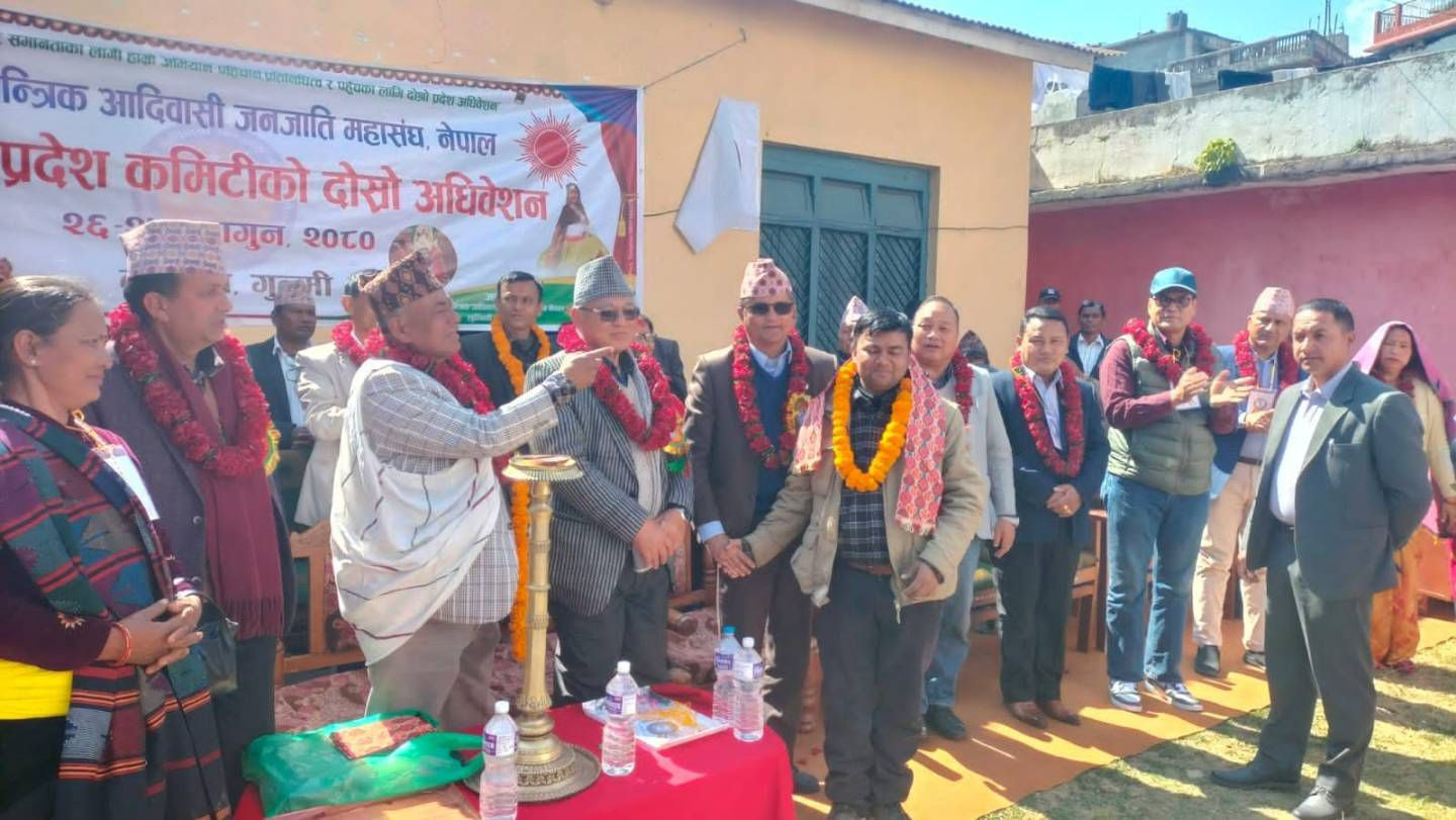 माओवादीका दुई पालिका कमिटी अध्यक्ष एमालेमा प्रवेश 
