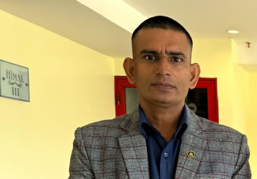 मोबाइलको कभर फेर्दा ३५० रुपैयाँ तिरेका प्रहरी नायब निरीक्षकले जिते १० लाख उपहार