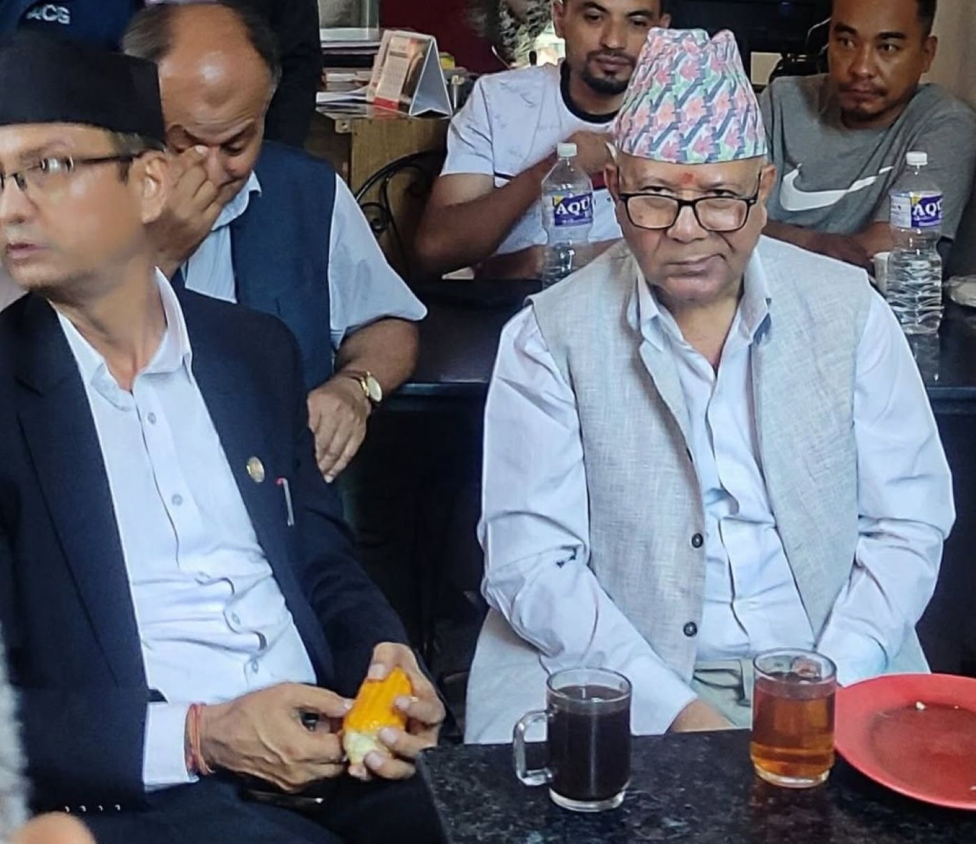 विशेषको क्यान्टिनमा उसिनेको मकै र चिया-बिस्कुट खाएर आदेश पर्खिँदै माधव नेपाल 