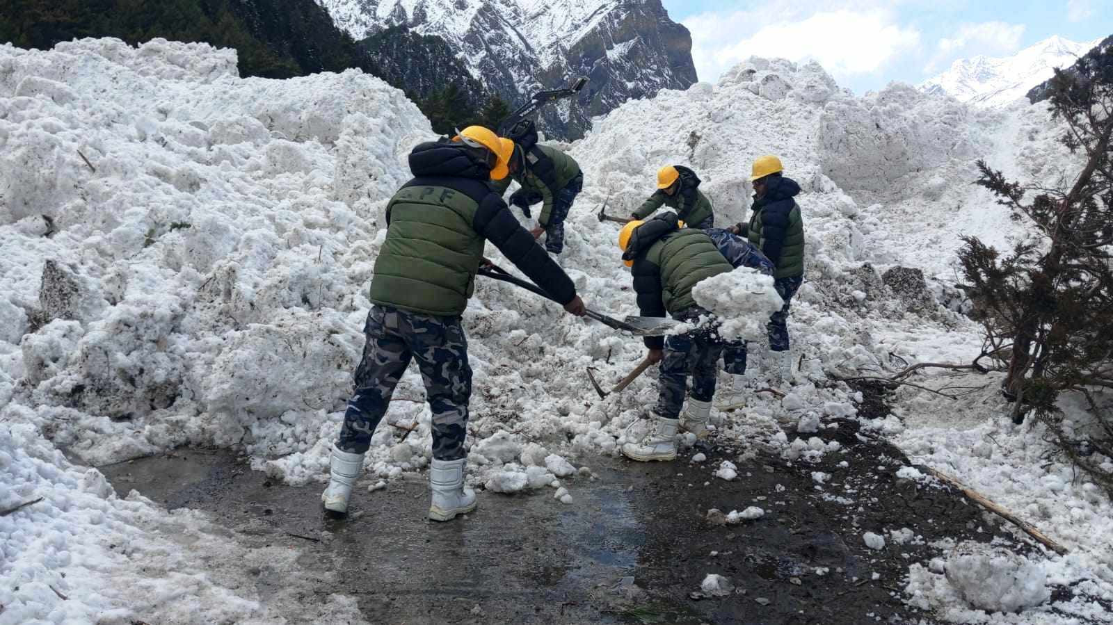 हिउँले अवरुद्ध मनाङको खाङ्सार–चामे सडक खुलाउँदै सशस्त्र प्रहरी