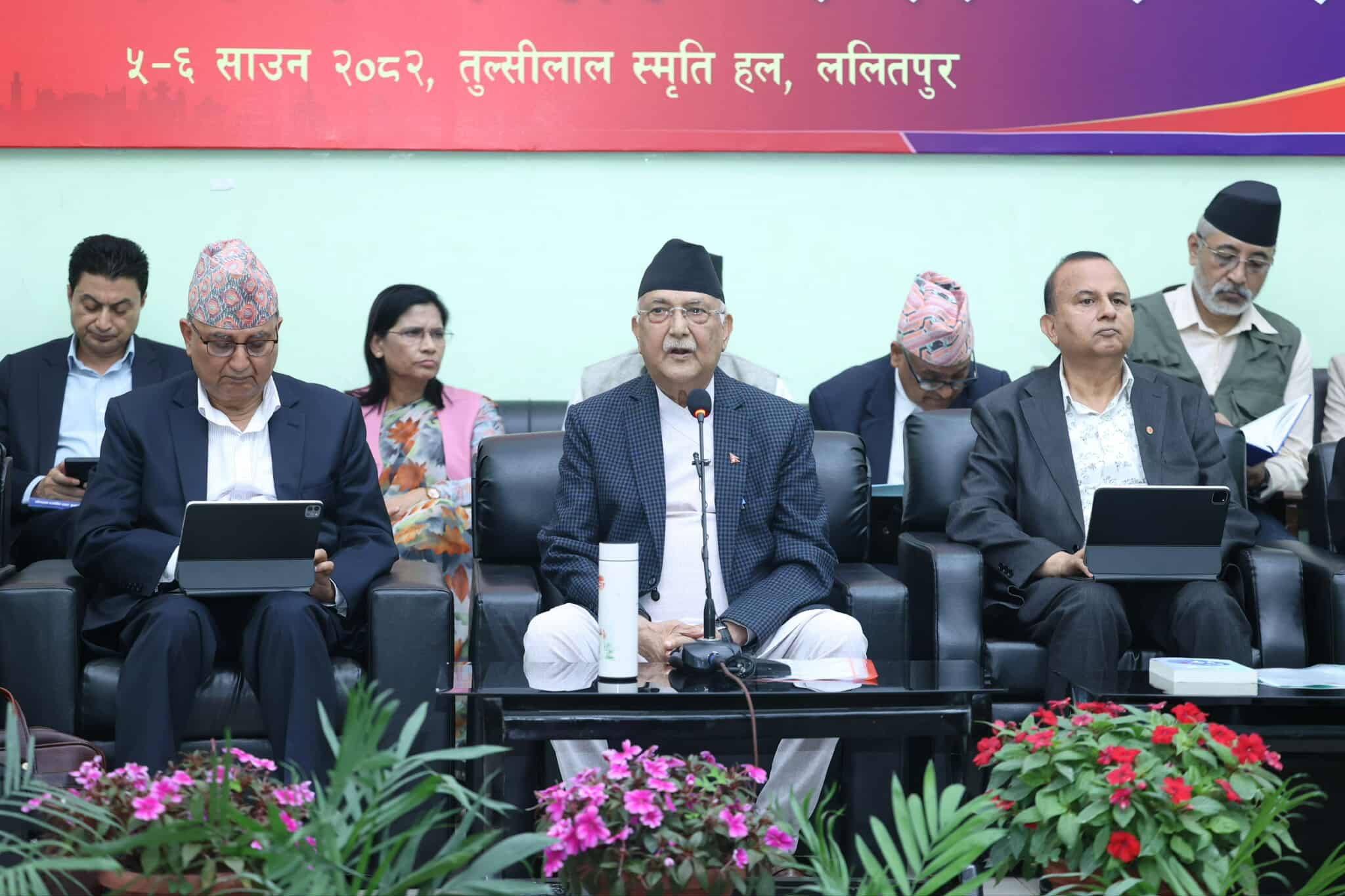 ओलीले केन्द्रीय सदस्यलाई भने- पार्टी विभाजन गर्ने तत्व सलबलाए, एकताबद्ध हुनुहाेस्