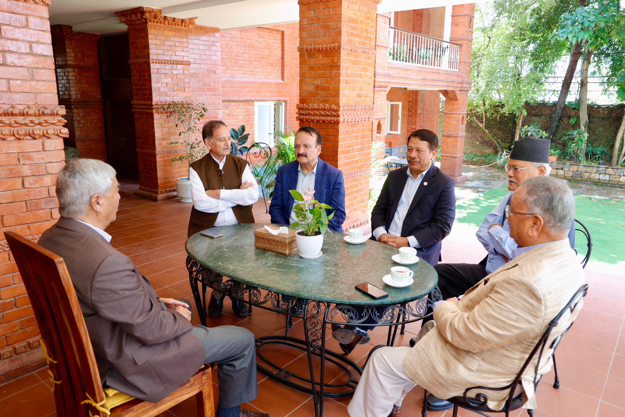 चाक्सीबारीको निर्णय सुनाउन बूढानीलकण्ठ पुगे कांग्रेसका पूर्वपदाधिकारी